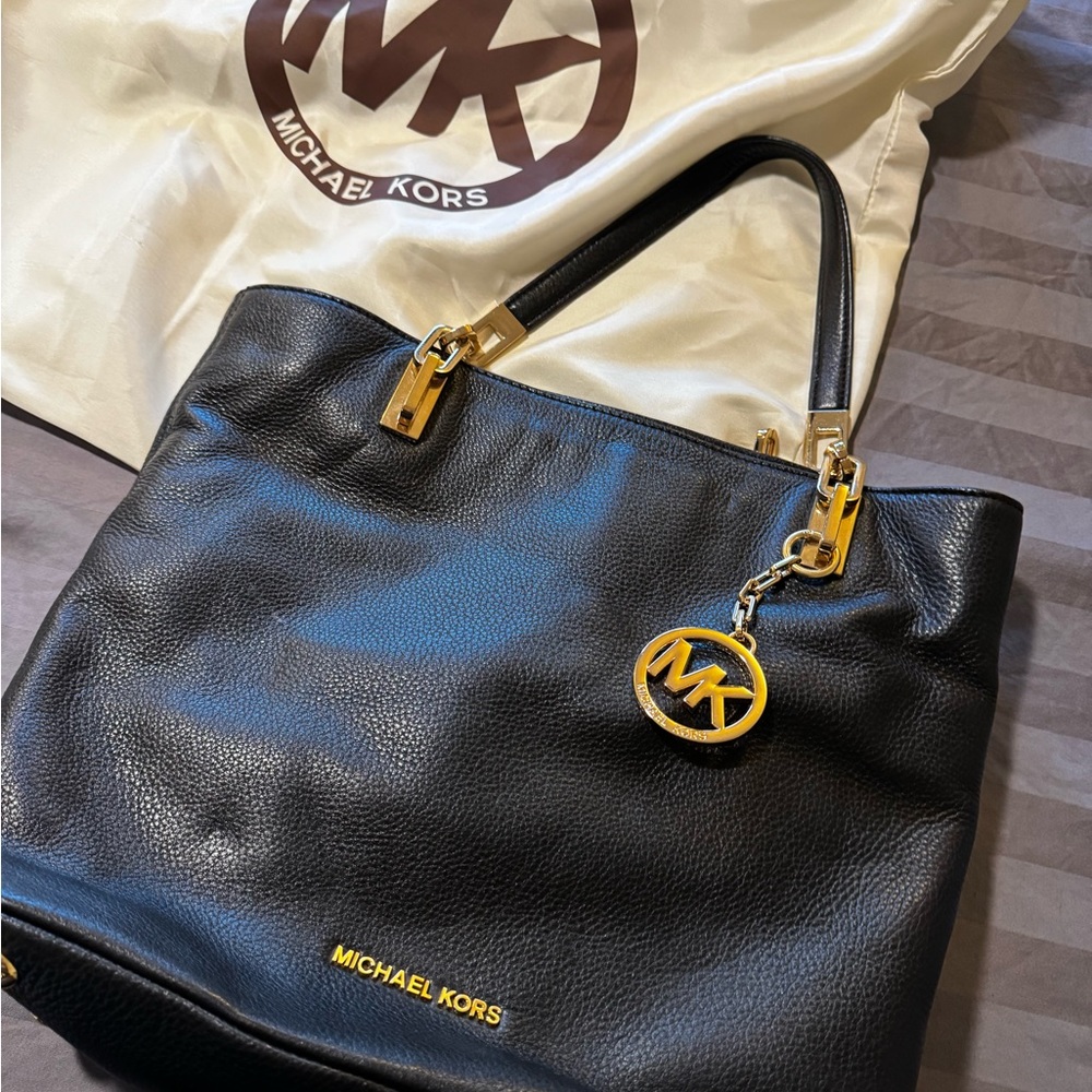 Michael Kors purse only used twice - Picture 3 of 3